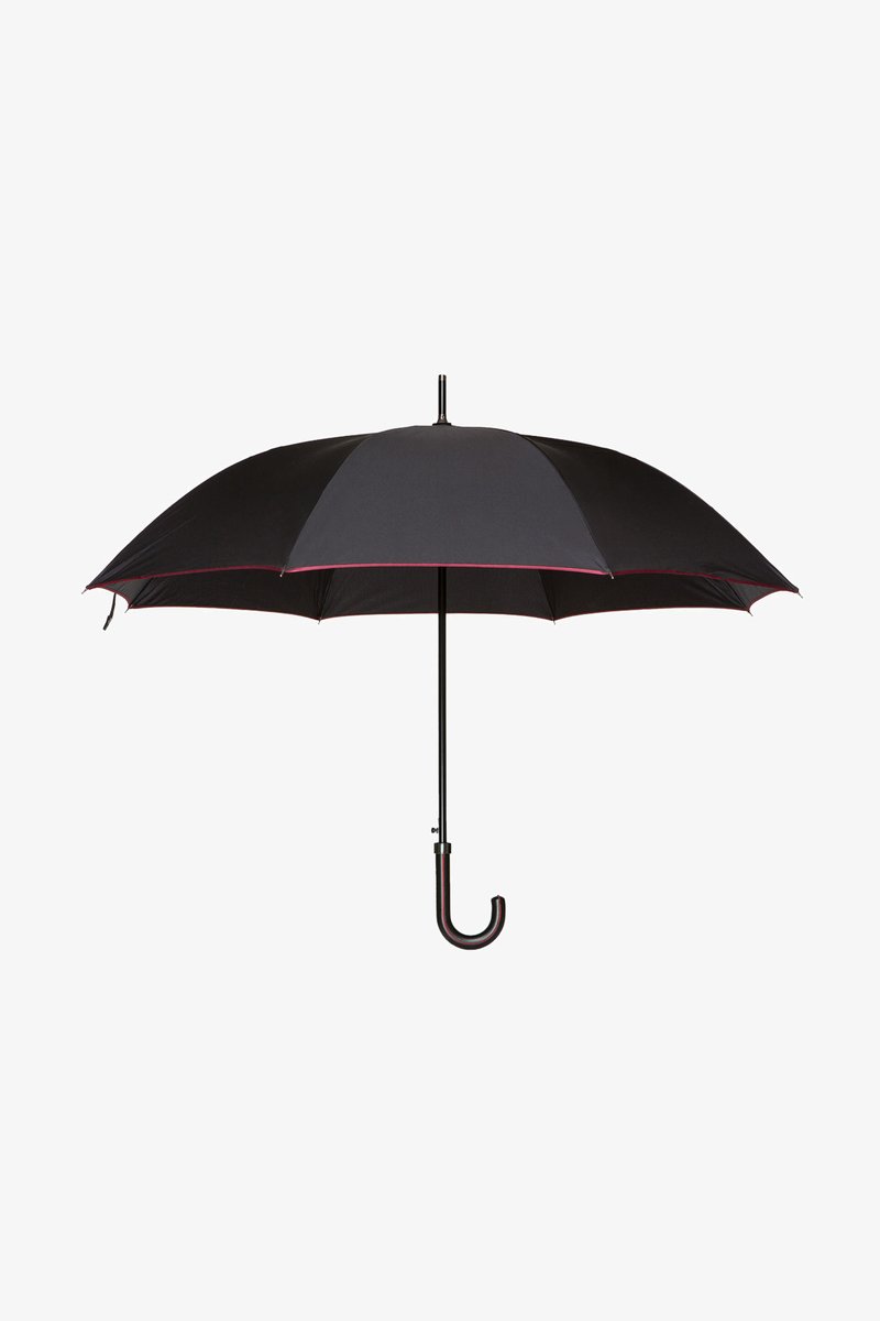 Czarna parasolka z zakrzywioną czarną rączką, mająca gładką tkaninową czaszę z karminową krawędzią, podparta solidną czarną metalową ramą.