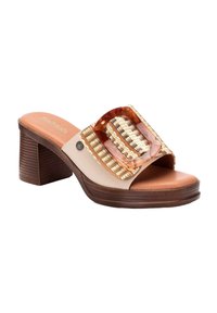 Sandalia de plataforma beige con una correa tejida texturizada que presenta patrones marrones y dorados, hebilla transparente y un tacón grueso marrón.