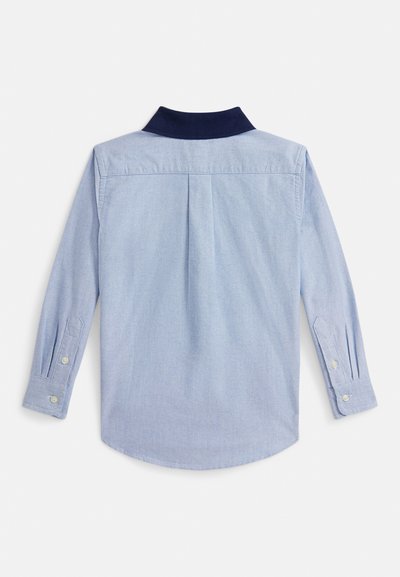 Ανοιχτό μπλε πουκάμισο με μακριά μανίκια, μανσέτες με κουμπιά και σκούρο μπλε γιακά, εμφανιζόμενο από πίσω σε λευκό φόντο.