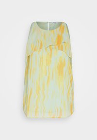 Vestido sin mangas de color verde claro con un diseño en capas, que presenta rayas abstractas amarillas, un escote redondo y un cierre de cremallera en la parte posterior.