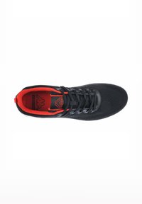 Scarpa sportiva nera con tomaia in rete testurizzata, interno rosso, lacci neri e logo sulla linguetta. Punta arrotondata e suola piatta.