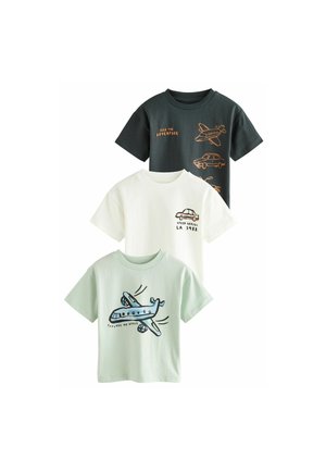 Drei Baumwoll-T-Shirts: eins schwarz mit orangenen Flugzeug- und Auto-Designs, eins weiß mit Auto-Grafik und eins mintgrün mit Flugzeug-Illustration.