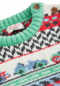 Strikket sweater med lysegrøn ribbet krave, hvid krop og multikolor mønstre, herunder biler og geometriske figurer. To træknapper er inkluderet.