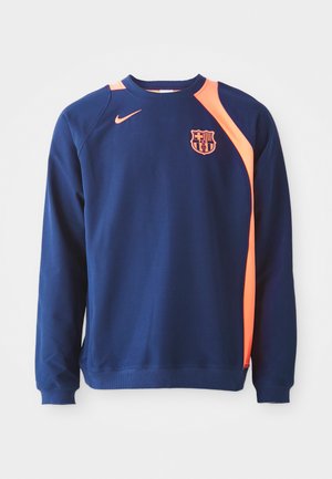 Mørkeblå sweatshirt med lange ærmer, der har orange detaljer på skuldrene og halsudskæringen. Viser et klublogo på brystet.