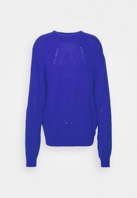 Pull tricoté bleu royal avec un col rond, des manches longues, un motif texturé et des découpes en forme de losanges sur le devant.