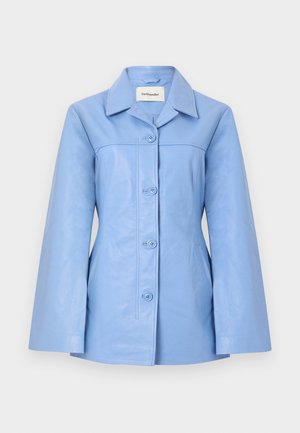 Chaqueta de cuero azul claro con mangas largas, cierre frontal con botones y cuello puntiagudo, diseñada para un ajuste entallado.