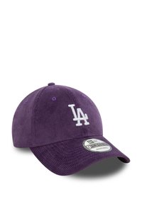 Gorra de pana morada con logo "LA" blanco, visera curva, correa ajustable y tejido texturizado. Presenta un botón redondo en la parte superior y ojales ventilados.