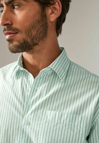 Next STRIPE REGULAR FIT - Vapaa-ajan kauluspaita - green