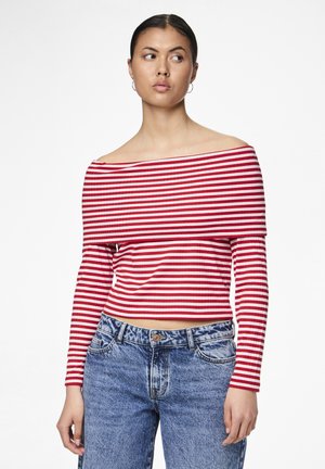 Haut à épaules dénudées, à manches longues, avec des rayures horizontales rouges et blanches. Le tissu semble doux avec une coupe ajustée. Associé à un jean bleu taille haute.