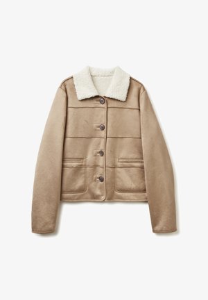 Giacca in finta suede marrone con colletto in shearling bianco, quattro tasche frontali e chiusura con bottoni; presenta dettagli di cucitura orizzontale.