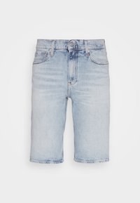 Pantaloni corti in denim blu chiaro con taglio dritto. Presentano cinque tasche, una chiusura a bottone e dettagli strappati lungo l'orlo.