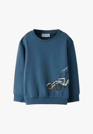 Sudadera azul para niños con un gráfico de una excavadora blanca y amarilla en la parte inferior derecha.