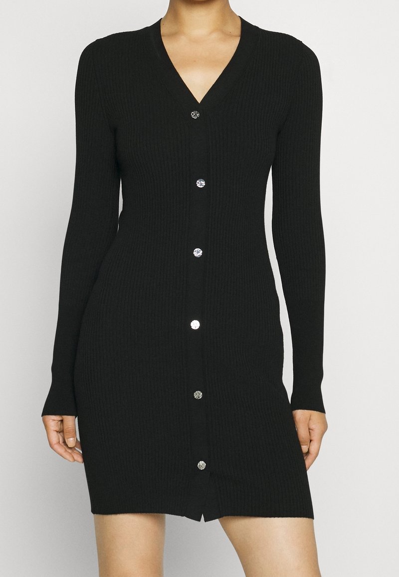 Abito nero a maglia con scollatura a V, maniche lunghe, texture a coste e chiusura a bottoni sul davanti con bottoni metallici.
