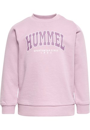 Jasnofioletowa bluza z okrągłym dekoltem, ze ściągaczami na rękawach i u dołu, z nadrukiem "HUMMEL SPORTSWEAR SINCE 1923" w białym i fioletowym kolorze.