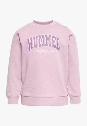 Jasnofioletowa bluza z okrągłym dekoltem, ze ściągaczami na rękawach i u dołu, z nadrukiem "HUMMEL SPORTSWEAR SINCE 1923" w białym i fioletowym kolorze.