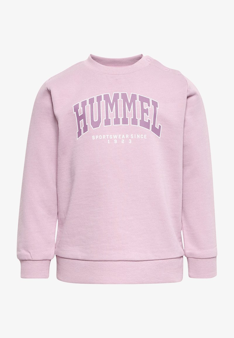 Sweat-shirt violet clair à col rond avec poignets et ourlet côtelés, portant l'inscription "HUMMEL SPORTSWEAR SINCE 1923" imprimée en blanc et violet.