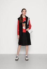Vero Moda VMTINSEL O-NECK XMAS - Camisola - chinese red/sepia tint/snow white/ponderosa pine/chocolate plum/black/gold