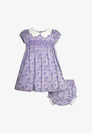 Lilla blomsterbaby kjole med hvid bølget krave og matchende bloomers på hvid baggrund.