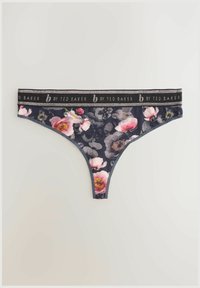 Tanga s kvetinovým vzorom v tmavomodrej farbe so ružovými a sivými kvetmi. Vybavená čiernym elastickým pásom s logom "by Ted Baker". Mäkká textúra látky.