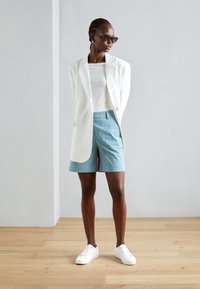 Marc O'Polo CHINO STYLE MEDIUM WAIST FRENCH POCKETS - Šortky - soft teal