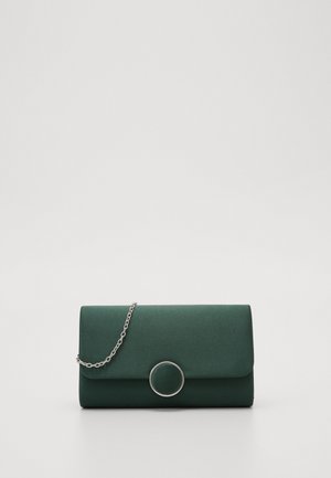 Groene synthetische clutch met een omslagklep, voorzien van een cirkelvormig zilveren accent en een kettingriem. Glad oppervlak en minimalistisch ontwerp.