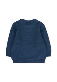 Granatowy sweter z dzianiny z długimi rękawami, okrągłym dekoltem oraz prążkowanymi mankietami i dolnym brzegiem. Gładka tekstura, jednolity kolor, bez wzorów czy akcentów.