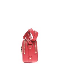Borsa a tracolla in pelle rossa con forma rettangolare. Presenta doppi zip dorati e una maniglia curva. Texture liscia con pochi dettagli in metallo.