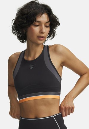 Schwarzer Sport-BH mit grauen Akzenten und einem orangefarbenen Streifen am Bund. Hergestellt aus elastischem Material, bietet er ein enganliegendes Design und einen Racerback-Stil.