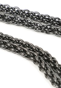 Zwei Nahaufnahmen horizontaler schwarzer Metallketten mit ineinandergreifenden runden Gliedern auf weißem Hintergrund.