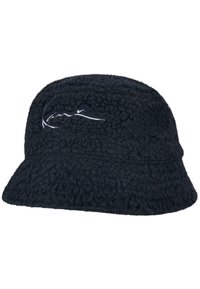 Sort fleece bøttehat med en blød tekstur, prydet med et hvidt broderet linjemønster foran og en bred, nedadgående skygge.