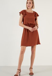 LELA REGULAR FIT - Päevakleit - brick red