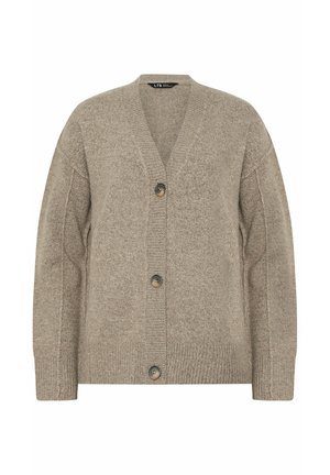 Beżowy sweter na drutach z dekoltem w serek, długimi rękawami, prążkowanymi mankietami i dołem oraz trzema dużymi guzikami z przodu do zapięcia.