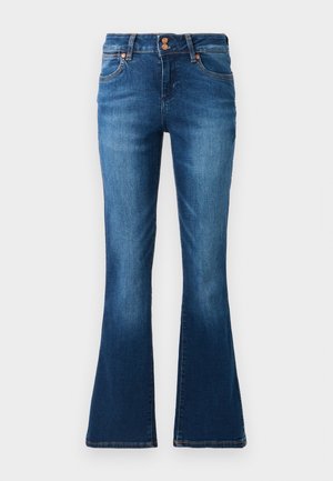 Jeans en denim bleu taille haute avec une légère évasement aux chevilles, dotés de deux poches frontales et de fermetures à boutons en cuivre.