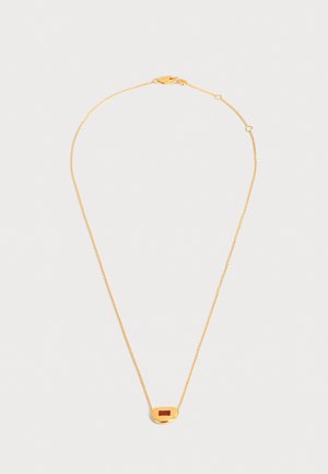 Collier délicat en chaîne d’or avec un petit pendentif en or lisse présentant une pierre rouge rectangulaire au centre.