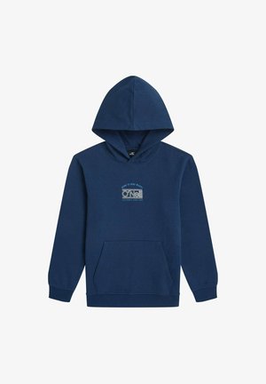 Tamsiai mėlynas medvilninis džemperis su kapišonu, turi priekinę kišenę ir krūtinėje esantį grafiškai pavaizduotą logotipą su tekstu. Lygios tekstūros, kasdienis dizainas.