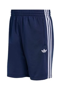 Granatowe krótkie spodenki sportowe z elastycznym paskiem w talii, boczną kieszenią na zamek oraz trzema białymi paskami po bokach. Przy dolnej krawędzi znajduje się logo.
