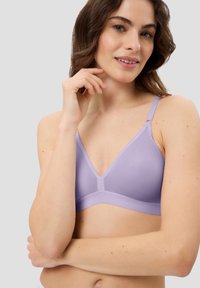 Hellbblauer Bralette mit V-Ausschnitt, verstellbaren Trägern und glatter Stofftextur. Verfügt über ein Band unter der Brust zur Unterstützung.
