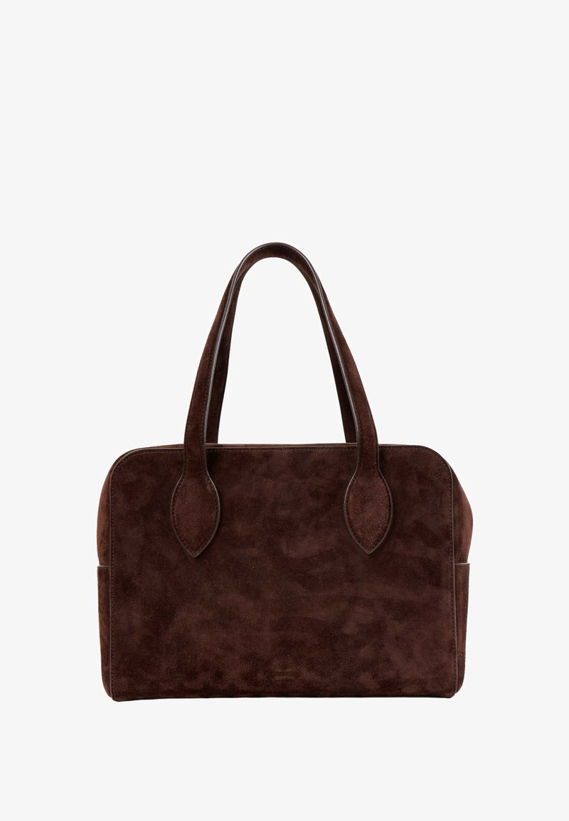 Sac à main rectangulaire en daim marron avec deux longues poignées et une surface lisse et sans ornements, présenté sur un fond blanc.