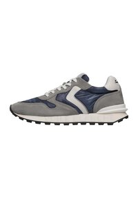 Graue Wildleder- und Mesh-Sneaker mit marineblauen Akzenten, weißem Logo, gepolstertem Kragen und schwarzer Gummisohle. Verfügt über ein retro-athletisches Design.