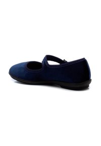 Bailarina de ante azul marino con punta redonda, cinta elástica y suela de goma negra. Textura suave y diseño minimalista.
