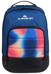 Mochila de tela azul con un bolsillo frontal de degradado colorido, patrones vibrantes en rosa, azul y naranja, y fondo negro. Logo exhibido en la parte superior.