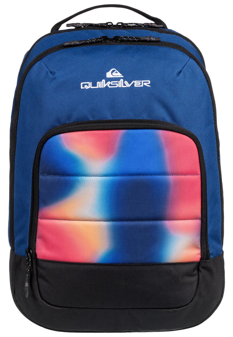 Mochila de tela azul con un bolsillo frontal de degradado colorido, patrones vibrantes en rosa, azul y naranja, y fondo negro. Logo exhibido en la parte superior.