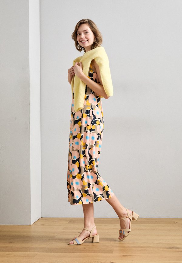 Sandals - biscuit comb3