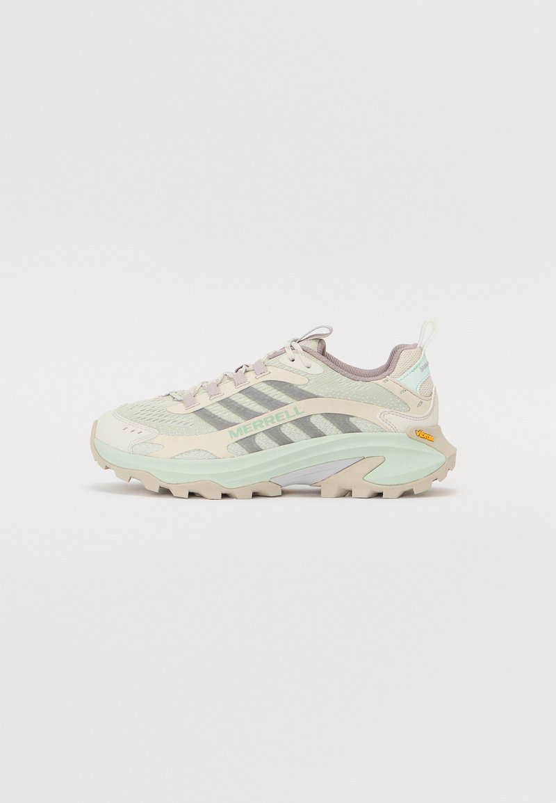 Chaussure de trail running vert clair avec des accents gris, tige en maille, semelle robuste, et logo "Merrell". Comprend une sangle de traction et un marquage Vibram.