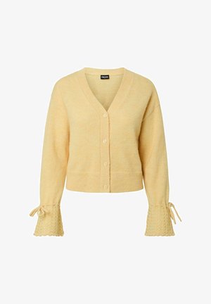 Gul strikket cardigan med V-hals, knappelukking og strukturerte klokke-ermer med blonder og knytebånd ved håndleddene.