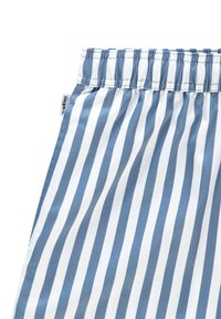 Tăsătură în dungi alb-albastru deschis, cu un brâu elastic și o textură netedă. Dungile au lățimi egale și sunt dispuse uniform.
