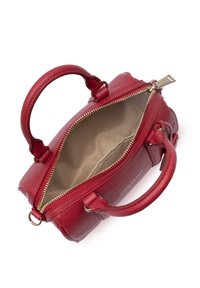 Borsa a tracolla in pelle rossa con superficie testurizzata, manici doppi, zip color oro e interno in tessuto beige. Forma rettangolare compatta.