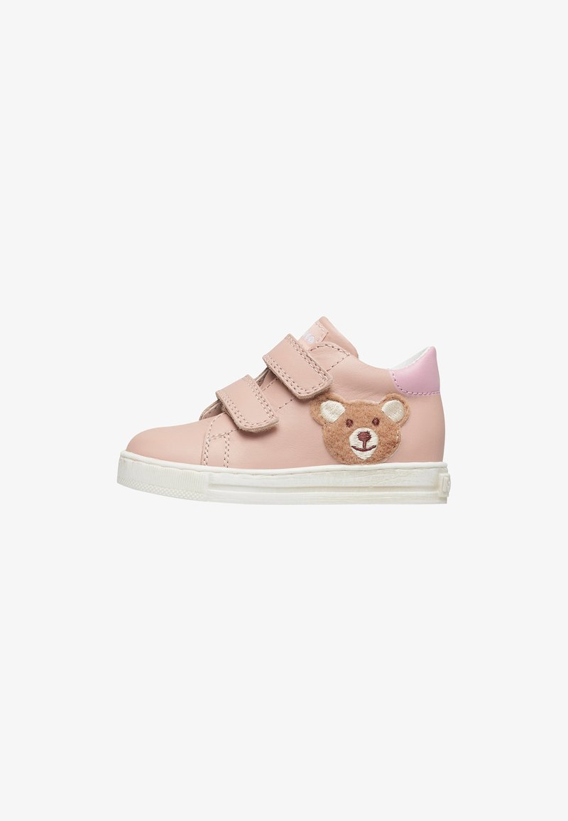 Baskets en cuir rose avec broderie de visage d'ours, deux sangles Velcro et une semelle en caoutchouc blanc avec des motifs texturés.