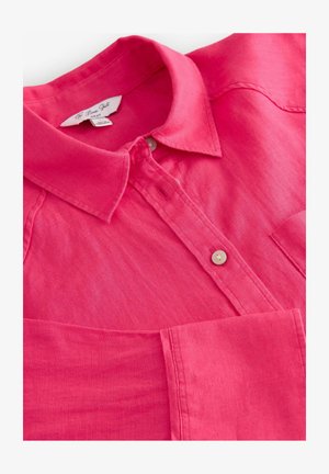 Roosa linane särk krae, ühe rinnatasku ja nööpidega lipsuga. Omab siledat tekstuuri ja lõdva istuvust.