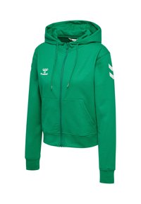 Grön zip-up hoodie med framfickor, dragsko i huvan, vitt varumärkeslogo på bröstet och vita chevron-ränder på ärmarna.